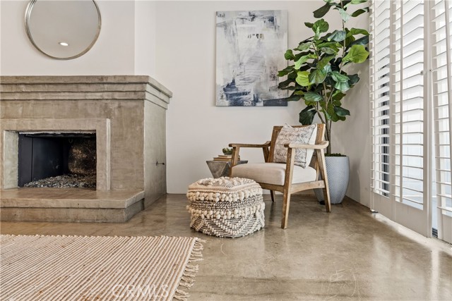 Detail Gallery Image 3 of 14 For 1140 Manhattan Beach #D,  Manhattan Beach,  CA 90266 - 2 Beds | 2/1 Baths