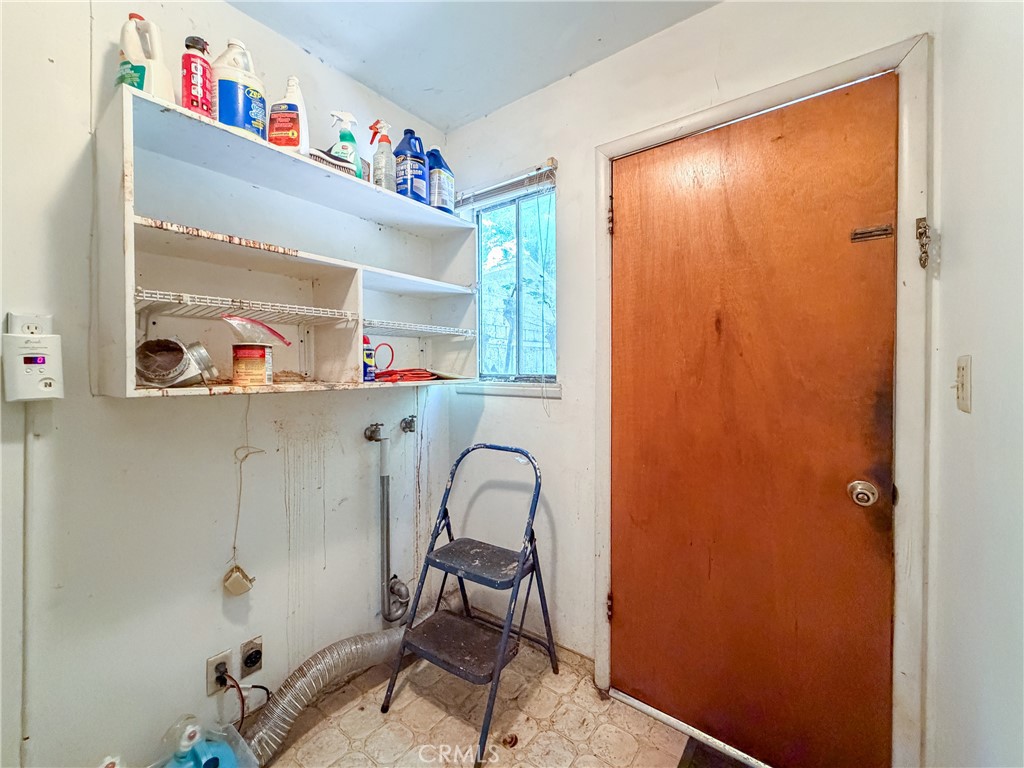 https://media.crmls.org/medias/662680f4-d201-4106-a1ad-d9f80ed69a76.jpg?preset=X-Large