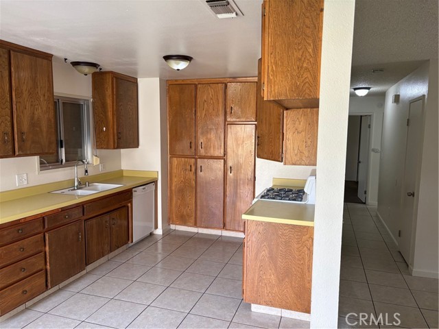Detail Gallery Image 3 of 15 For 21320 Santa Barbara Dr, Tehachapi,  CA 93561 - 3 Beds | 2 Baths