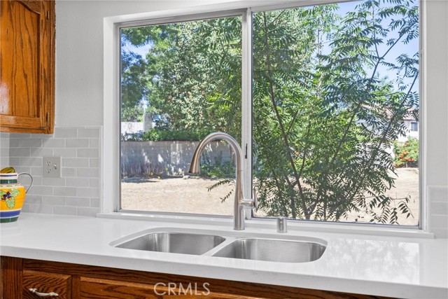 Detail Gallery Image 13 of 39 For 601 Las Arenas Ct, Bakersfield,  CA 93314 - 3 Beds | 2/1 Baths