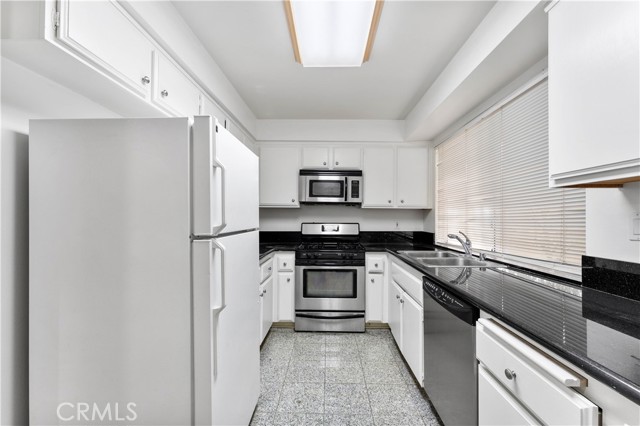 Detail Gallery Image 7 of 23 For 451 S Oakland Ave #4,  Pasadena,  CA 91101 - 2 Beds | 2/1 Baths
