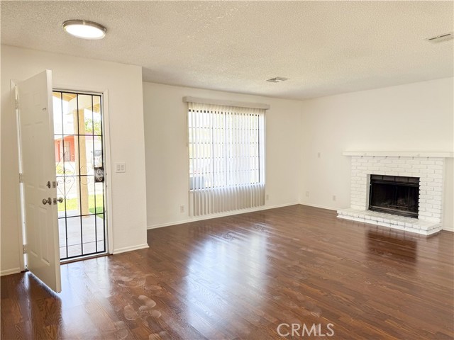 1040 Chagal Avenue, Lancaster CA: https://media.crmls.org/medias/662a3a49-8e21-444f-bbec-0d026a561ee6.jpg