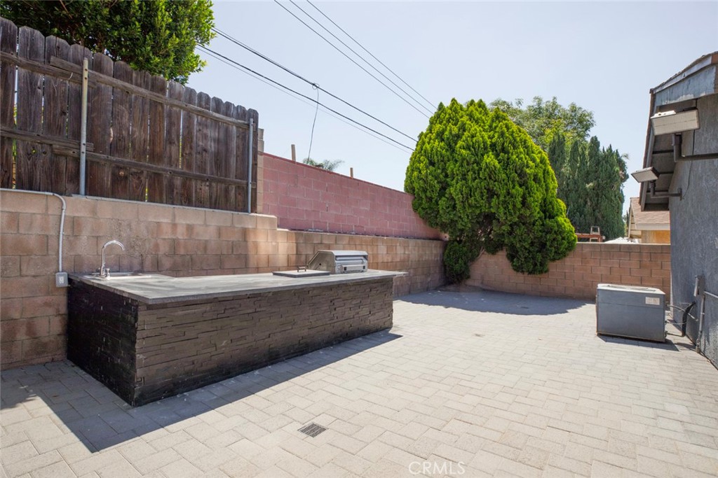 https://media.crmls.org/medias/662cb820-d965-49c4-b938-3bd0b5e9e96d.jpg?preset=X-Large