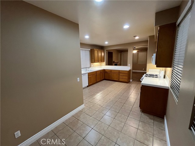 Detail Gallery Image 6 of 11 For 32862 32862 Sandal Wood, Lake Elsinore,  CA 92530 - 4 Beds | 3/1 Baths