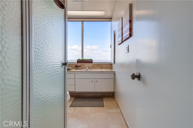 2999 E Ocean Boulevard, Long Beach CA: https://media.crmls.org/medias/662fd839-12c7-49b9-8362-83248ddbb74f.jpg
