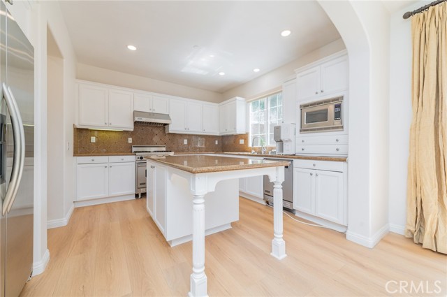 22 Arborside, Irvine CA: https://media.crmls.org/medias/662ff5e5-5625-4e6a-97e7-e9610a83ac25.jpg