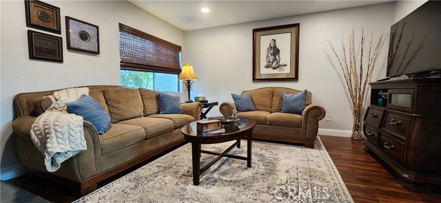 Detail Gallery Image 4 of 13 For 401 Corte Rojo, Upland,  CA 91786 - 2 Beds | 2/1 Baths
