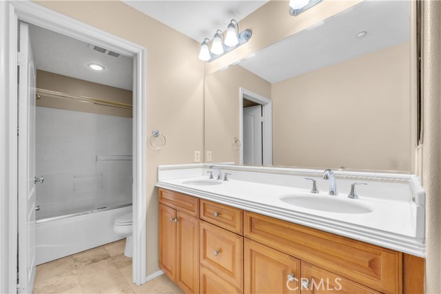 284 Tustin Field Drive, Tustin CA: https://media.crmls.org/medias/66319e0c-fec9-49a4-8bc3-dc014253c1a5.jpg