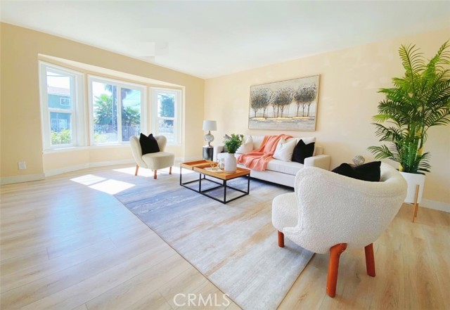 Detail Gallery Image 4 of 7 For 9906 Lev Ave, Pacoima,  CA 91331 - 5 Beds | 3 Baths