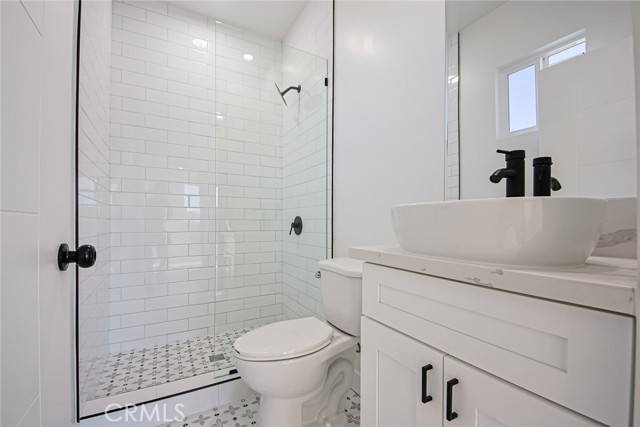 2402 S Cochran Avenue, Los Angeles CA: https://media.crmls.org/medias/663490a8-cb63-481c-8b86-e6622b29f1a4.jpg