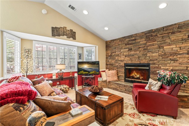 Detail Gallery Image 14 of 33 For 809 E Victoria Ct, Lake Arrowhead,  CA 92352 - 2 Beds | 1/1 Baths