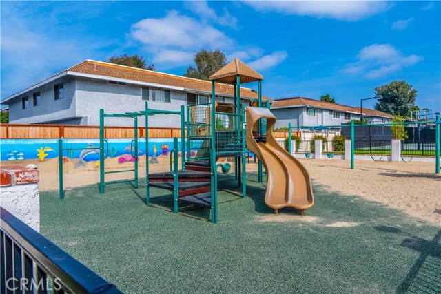 Detail Gallery Image 29 of 32 For 19854 Leighton Ln, Huntington Beach,  CA 92646 - 4 Beds | 1/1 Baths