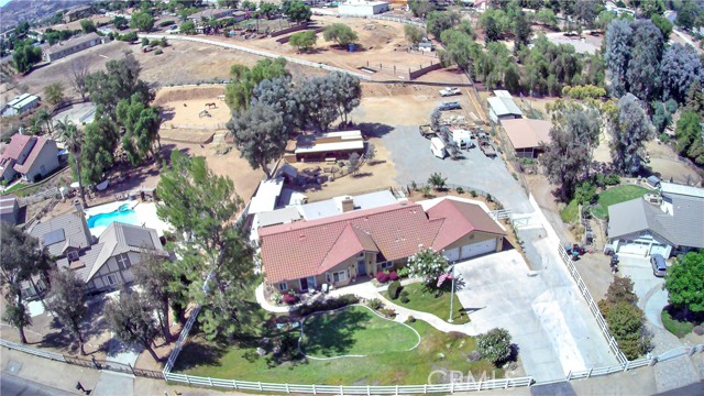 18687 Chickory Drive, Riverside CA: https://media.crmls.org/medias/663782fc-8efb-49f2-8676-e2b09de1d5eb.jpg