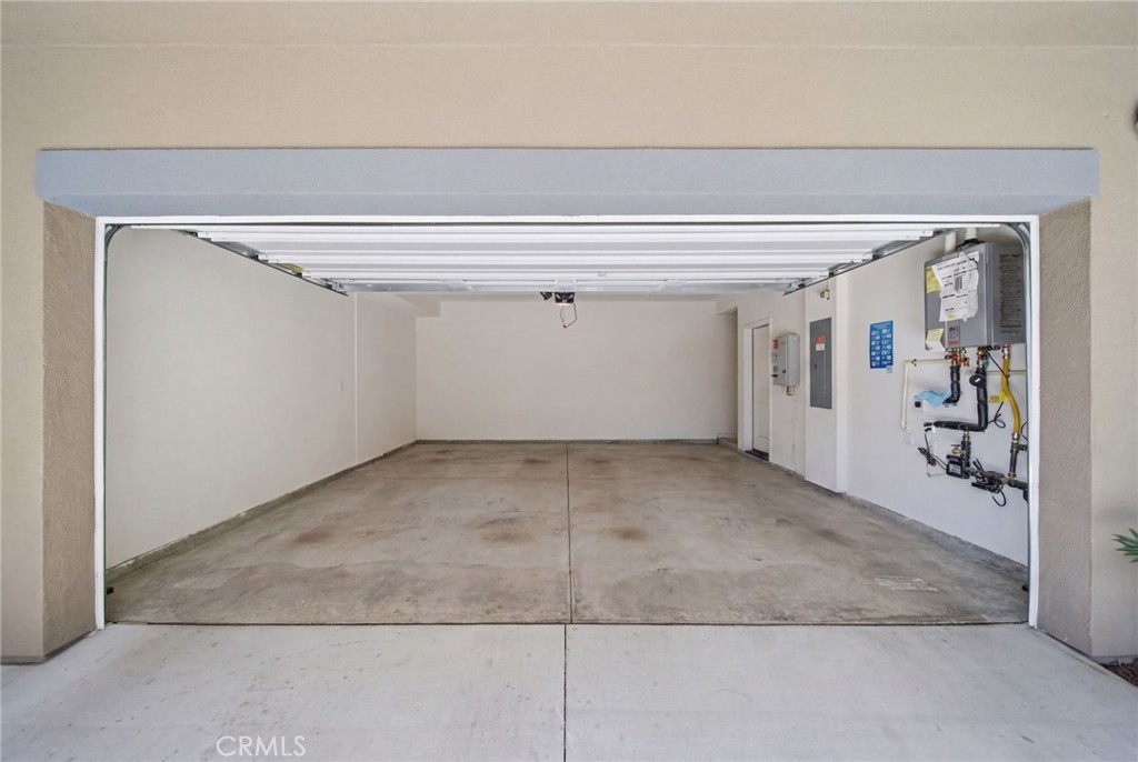 https://media.crmls.org/medias/663da3d0-a3da-440b-b04b-8c064d338259.jpg?preset=X-Large