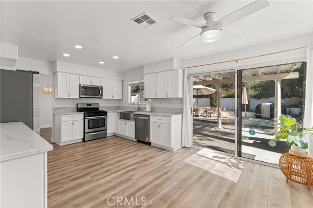 Detail Gallery Image 8 of 54 For 31582 Golden Lion, Temecula,  CA 92591 - 5 Beds | 3 Baths