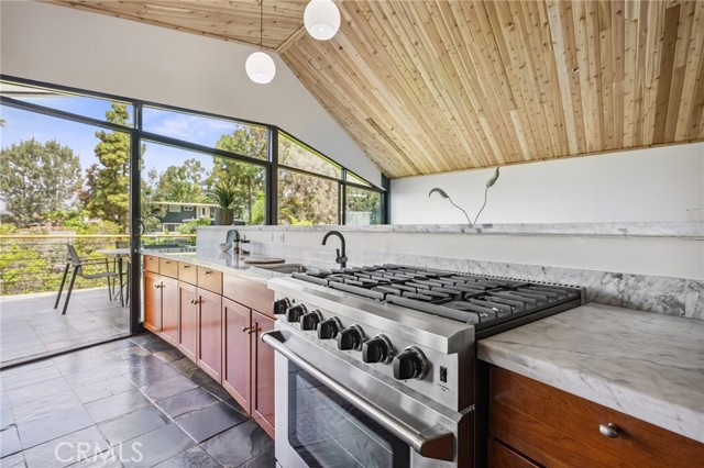686 Diamond Street, Laguna Beach CA: https://media.crmls.org/medias/664186ec-f41b-4af2-9d57-50c4a97cbfec.jpg