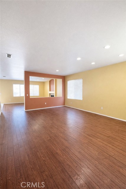 Detail Gallery Image 2 of 19 For 15082 Zircon, Victorville,  CA 92394 - 5 Beds | 3/1 Baths