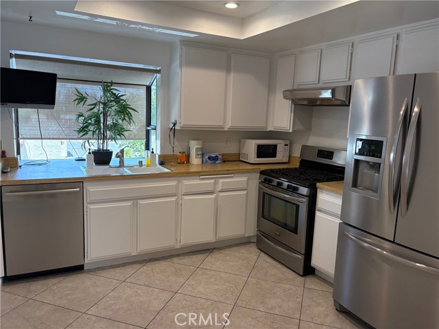 21551 Burbank Boulevard, Woodland Hills CA: https://media.crmls.org/medias/664220f6-c103-468b-8196-bf937fb57662.jpg