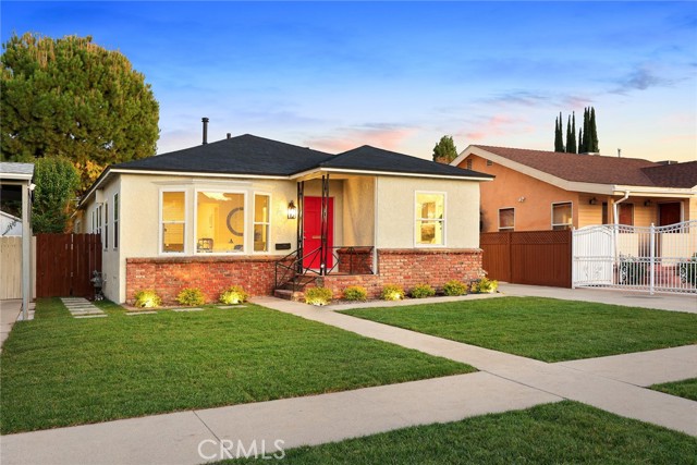 Detail Gallery Image 2 of 49 For 5052 Newcastle, Encino,  CA 91316 - 3 Beds | 2 Baths