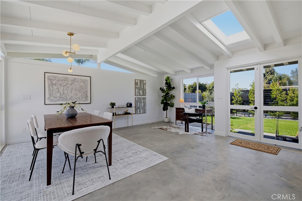 https://media.crmls.org/medias/6644e7b3-2db4-4bac-99d7-d81007e476a5.jpg?preset=X-Large