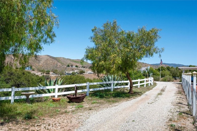 13700 Summit Knoll Road, Agua Dulce CA: https://media.crmls.org/medias/6645ab30-9d41-4b7b-83fc-8c8e8d9a8276.jpg