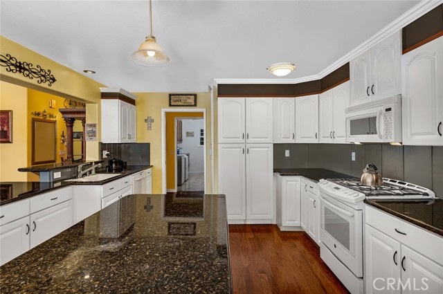 Detail Gallery Image 4 of 20 For 2601 Surrey, Modesto,  CA 95355 - 4 Beds | 4 Baths