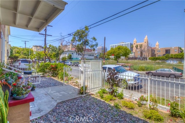 Detail Gallery Image 2 of 18 For 2860 Francis Ave, Los Angeles,  CA 90005 - 2 Beds | 1/1 Baths