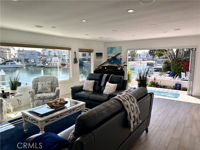 Detail Gallery Image 5 of 21 For 7 Balboa Coves, Newport Beach,  CA 92663 - 4 Beds | 4 Baths