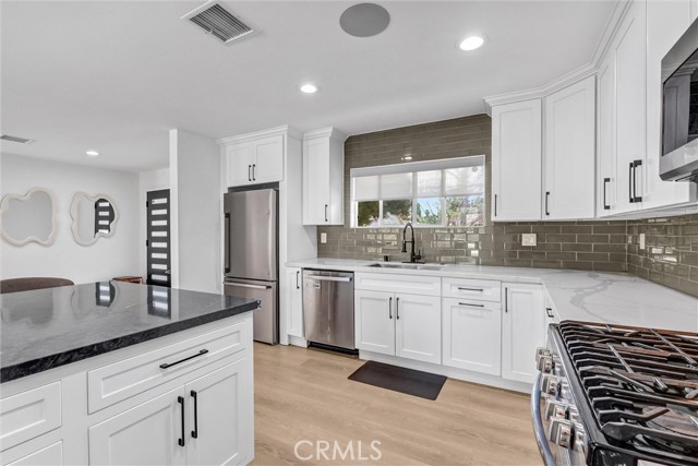 Detail Gallery Image 19 of 46 For 23245 Gonzales Dr, Woodland Hills,  CA 91367 - 5 Beds | 3 Baths