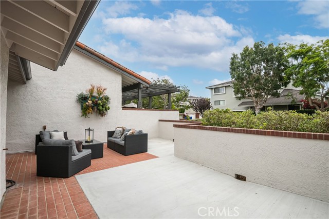 South facing patio on corner (great privacy)