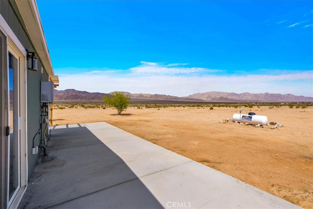 https://media.crmls.org/medias/664dc211-44c6-470a-b702-1d2a514c6816.jpg?preset=X-Large