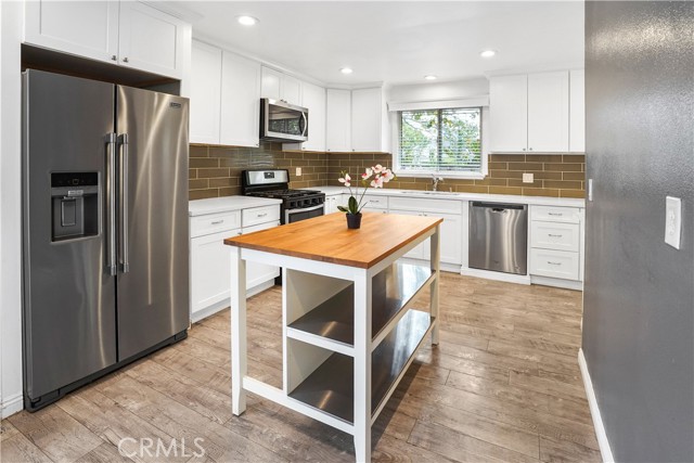 Detail Gallery Image 8 of 24 For 23251 Hamlin St, West Hills,  CA 91307 - 4 Beds | 2 Baths