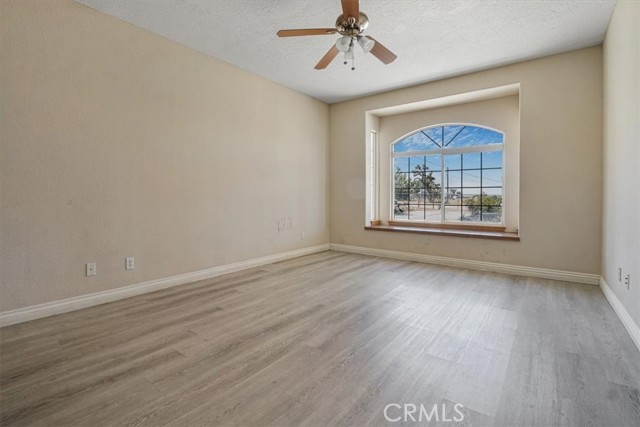 12771 Elm Street, Oak Hills CA: https://media.crmls.org/medias/6656b455-b118-48c6-946b-a8ae96279db9.jpg