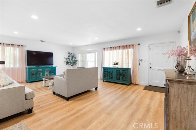 Detail Gallery Image 25 of 56 For 6608 Saint Clair Ave, North Hollywood,  CA 91606 - 4 Beds | 3 Baths