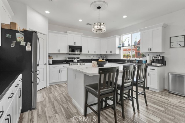 Detail Gallery Image 6 of 49 For 13458 Snowdrop Ct, Victorville,  CA 92394 - 5 Beds | 3 Baths