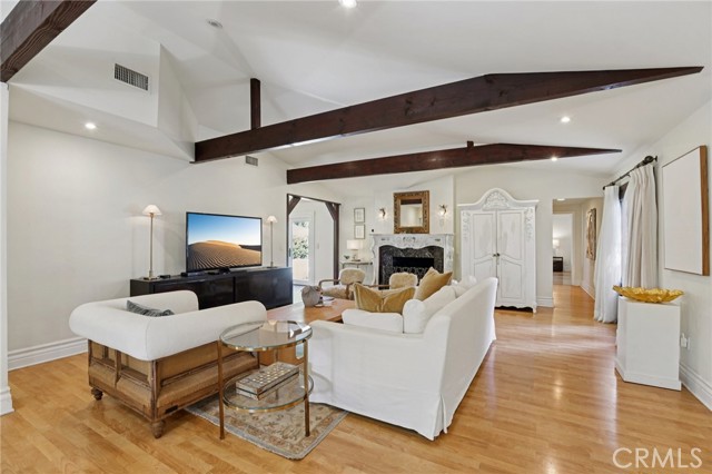 Detail Gallery Image 9 of 54 For 22015 Independencia St, Woodland Hills,  CA 91364 - 3 Beds | 2 Baths