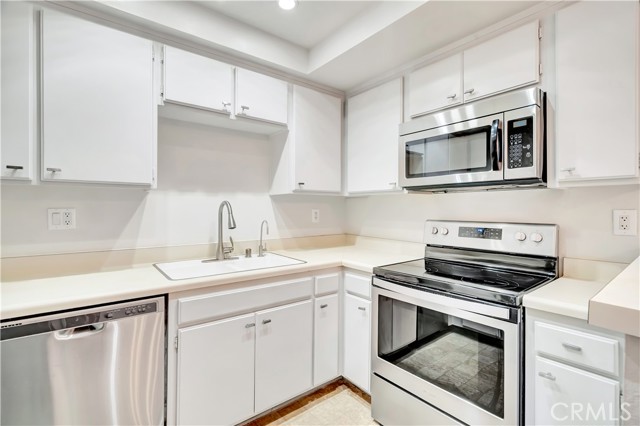 Detail Gallery Image 5 of 24 For 7308 Corbin Ave #G,  Reseda,  CA 91335 - 2 Beds | 2 Baths