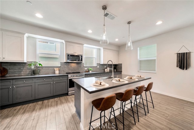 Detail Gallery Image 24 of 43 For 2132 Lacy Crossing Dr, Santa Ana,  CA 92701 - 4 Beds | 3/1 Baths