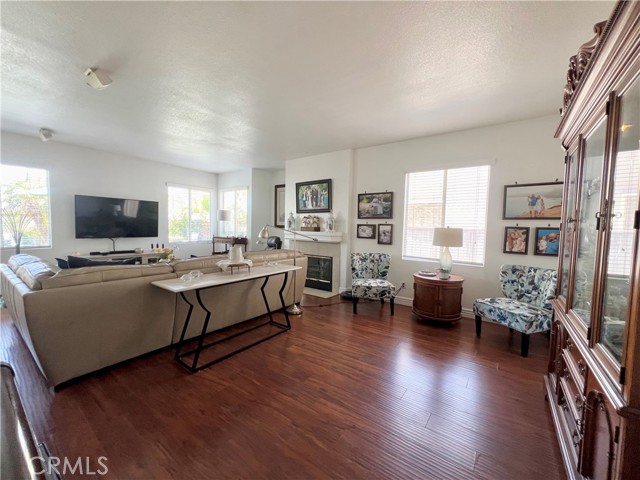 Detail Gallery Image 7 of 18 For 1559 Carleton Ct, Corona,  CA 92881 - 4 Beds | 2/1 Baths