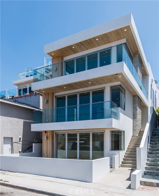 Detail Gallery Image 2 of 37 For 300 Manhattan Ave, Hermosa Beach,  CA 90254 - 5 Beds | 5/2 Baths