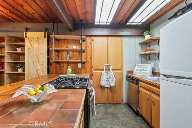 Detail Gallery Image 8 of 47 For 31115 Valley Oak Dr, Running Springs,  CA 92382 - 4 Beds | 2/1 Baths