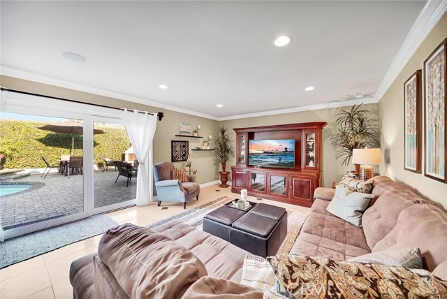 Detail Gallery Image 7 of 28 For 21382 Lemontree Ln, Huntington Beach,  CA 92646 - 3 Beds | 3 Baths