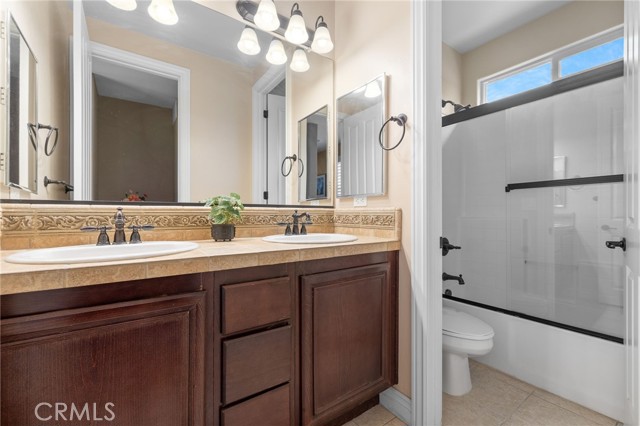 5206 Village Green Lane, Bakersfield CA: https://media.crmls.org/medias/66750e59-b25b-4198-80d7-53d4d5488c6f.jpg
