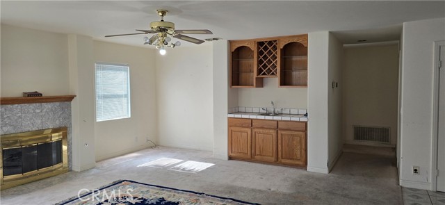 Detail Gallery Image 5 of 8 For 6841 Granada Dr, Palmdale,  CA 93551 - 3 Beds | 3/1 Baths