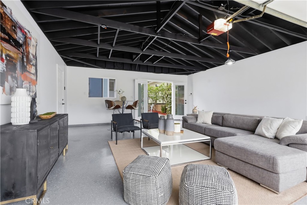 https://media.crmls.org/medias/66776335-d332-4767-a35c-a3b4be416dbc.jpg?preset=X-Large