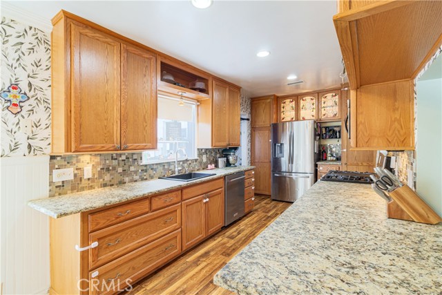 Detail Gallery Image 9 of 44 For 825 W Olive St, Corona,  CA 92882 - 3 Beds | 2 Baths