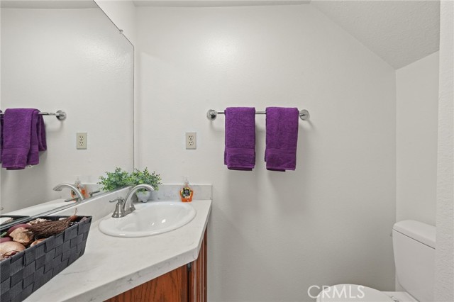 Detail Gallery Image 5 of 26 For 16015 Olympiad Ln #B,  Lake Balboa,  CA 91406 - 2 Beds | 1/1 Baths