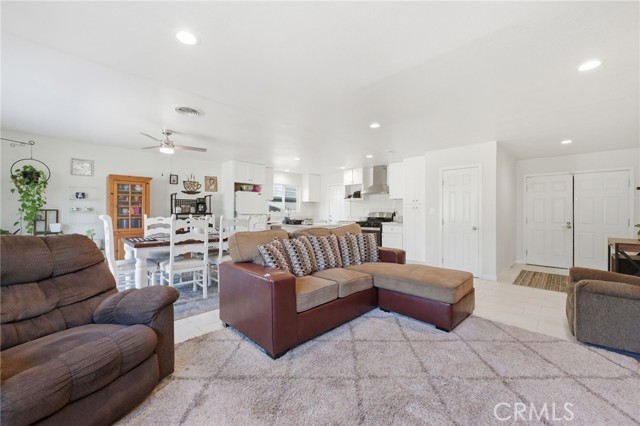 Detail Gallery Image 9 of 38 For 1080 Sapphire, Corona,  CA 92882 - 4 Beds | 2 Baths
