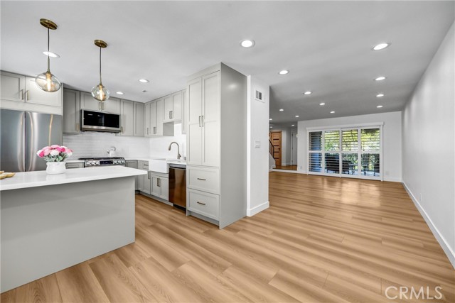 Detail Gallery Image 10 of 36 For 9502 via Salerno, Burbank,  CA 91504 - 2 Beds | 2/1 Baths