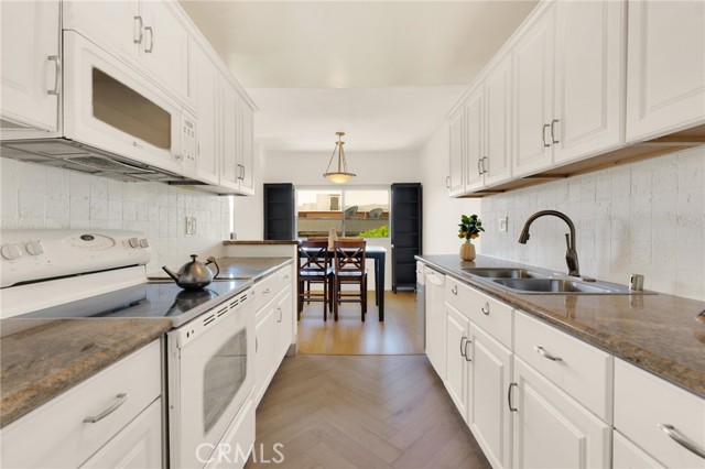 5400 Newcastle Avenue, Encino CA: https://media.crmls.org/medias/668681ff-615f-4feb-9492-e4df3aa131df.jpg
